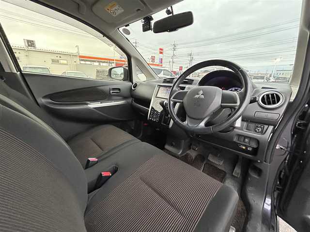 三菱 ｅＫカスタム G 岡山県 2013(平25)年 6.8万km パープリッシュネイビーパール 登録時走行距離67689km/純正ナビ/フルセグTV(AM/FM/CD/Bluetooth)/バックカメラ/前後ドライブレコーダー/ETC/アイドリングストップ/電動格納ミラー/純正フロアマット/14インチ純正AW/プッシュスタート/スマートキー(スペア×1)