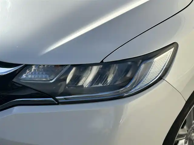 ホンダ フィット ハイブリット L ホンダセンシング 山形県 2018(平30)年 8.7万km プレミアムホワイトパールⅡ 禁煙車/純正SDナビ/・TV/AM/FM/CD/DVD/アダプティブクルーズコントロール/アイドリングストップ/レーンキープアシスト/衝突被害軽減ブレーキ/標識認識機能/車線逸脱警報/先行車発進お知らせ/横滑り防止装置/LEDヘッドライト/オートライト/フロントフォグランプ/ハーフレザーシート/バックカメラ/純正フロアマット/純正ドアバイザー/ETC/冬タイヤ積み込み/保証書/取扱説明書