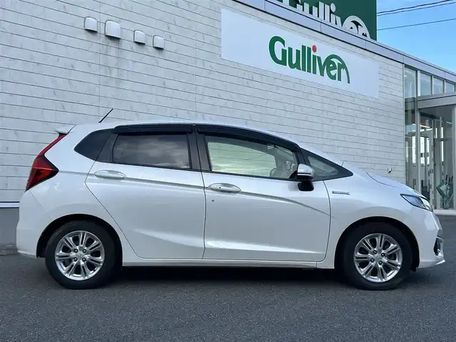 ホンダ フィット ハイブリット L ホンダセンシング 山形県 2018(平30)年 8.7万km プレミアムホワイトパールⅡ 禁煙車/純正SDナビ/・TV/AM/FM/CD/DVD/アダプティブクルーズコントロール/アイドリングストップ/レーンキープアシスト/衝突被害軽減ブレーキ/標識認識機能/車線逸脱警報/先行車発進お知らせ/横滑り防止装置/LEDヘッドライト/オートライト/フロントフォグランプ/ハーフレザーシート/バックカメラ/純正フロアマット/純正ドアバイザー/ETC/冬タイヤ積み込み/保証書/取扱説明書