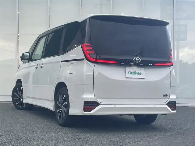 トヨタ ノア ハイブリッド S－Z 福岡県 2023(令5)年 4.2万km ホワイトパールクリスタルシャイン 純正10.5インチディスプレイオーディオ(ナビキット/CD/DVD/フルセグTV/Bluetooth/HDMI)/両側パワースライドドア/純正有期EL14インチフリップダウンモニター/バックカメラ/ハーフレザーシート/快適利便パッケージ/パワーバックドア/D/N/2列目シートヒーター/ステアリングヒーター/クリアランスソナー/レーダークルーズコントロール/社外デジタルインナーミラー/ビルトインETC2.0/純正17インチAW/純正フロアマット