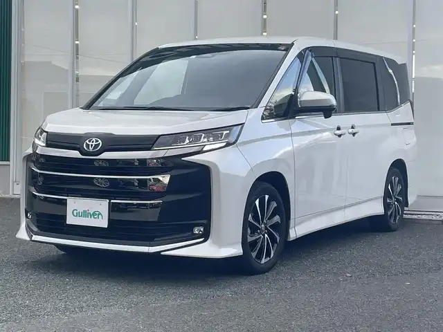 トヨタ ノア ハイブリッド S－Z 福岡県 2023(令5)年 4.2万km ホワイトパールクリスタルシャイン 純正10.5インチディスプレイオーディオ(ナビキット/CD/DVD/フルセグTV/Bluetooth/HDMI)/両側パワースライドドア/純正有期EL14インチフリップダウンモニター/バックカメラ/ハーフレザーシート/快適利便パッケージ/パワーバックドア/D/N/2列目シートヒーター/ステアリングヒーター/クリアランスソナー/レーダークルーズコントロール/社外デジタルインナーミラー/ビルトインETC2.0/純正17インチAW/純正フロアマット