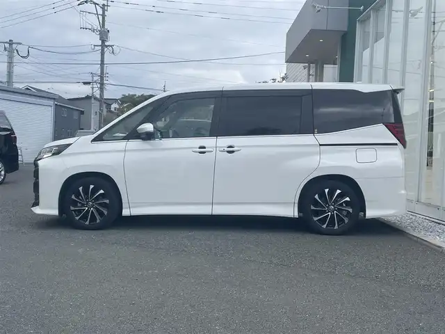トヨタ ノア ハイブリッド S－Z 福岡県 2023(令5)年 4.2万km ホワイトパールクリスタルシャイン 純正10.5インチディスプレイオーディオ(ナビキット/CD/DVD/フルセグTV/Bluetooth/HDMI)/両側パワースライドドア/純正有期EL14インチフリップダウンモニター/バックカメラ/ハーフレザーシート/快適利便パッケージ/パワーバックドア/D/N/2列目シートヒーター/ステアリングヒーター/クリアランスソナー/レーダークルーズコントロール/社外デジタルインナーミラー/ビルトインETC2.0/純正17インチAW/純正フロアマット