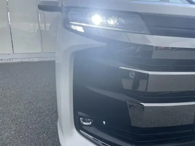 トヨタ ノア ハイブリッド S－Z 福岡県 2023(令5)年 4.2万km ホワイトパールクリスタルシャイン 純正10.5インチディスプレイオーディオ(ナビキット/CD/DVD/フルセグTV/Bluetooth/HDMI)/両側パワースライドドア/純正有期EL14インチフリップダウンモニター/バックカメラ/ハーフレザーシート/快適利便パッケージ/パワーバックドア/D/N/2列目シートヒーター/ステアリングヒーター/クリアランスソナー/レーダークルーズコントロール/社外デジタルインナーミラー/ビルトインETC2.0/純正17インチAW/純正フロアマット