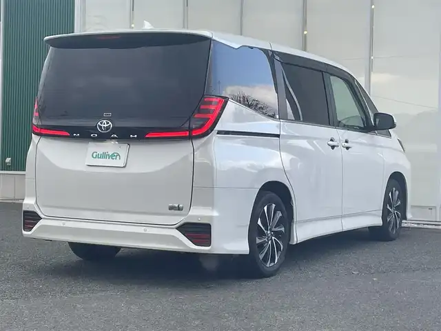 トヨタ ノア ハイブリッド S－Z 福岡県 2023(令5)年 4.2万km ホワイトパールクリスタルシャイン 純正10.5インチディスプレイオーディオ(ナビキット/CD/DVD/フルセグTV/Bluetooth/HDMI)/両側パワースライドドア/純正有期EL14インチフリップダウンモニター/バックカメラ/ハーフレザーシート/快適利便パッケージ/パワーバックドア/D/N/2列目シートヒーター/ステアリングヒーター/クリアランスソナー/レーダークルーズコントロール/社外デジタルインナーミラー/ビルトインETC2.0/純正17インチAW/純正フロアマット