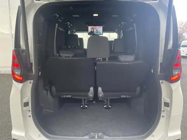 トヨタ ノア ハイブリッド S－Z 福岡県 2023(令5)年 4.2万km ホワイトパールクリスタルシャイン 純正10.5インチディスプレイオーディオ(ナビキット/CD/DVD/フルセグTV/Bluetooth/HDMI)/両側パワースライドドア/純正有期EL14インチフリップダウンモニター/バックカメラ/ハーフレザーシート/快適利便パッケージ/パワーバックドア/D/N/2列目シートヒーター/ステアリングヒーター/クリアランスソナー/レーダークルーズコントロール/社外デジタルインナーミラー/ビルトインETC2.0/純正17インチAW/純正フロアマット