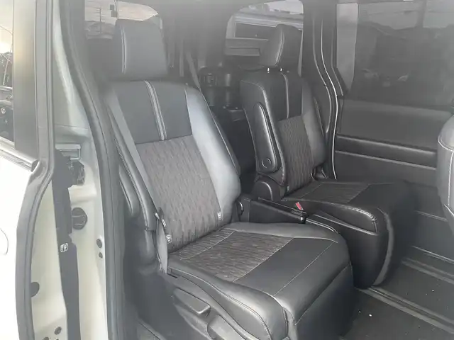 トヨタ ノア ハイブリッド S－Z 福岡県 2023(令5)年 4.2万km ホワイトパールクリスタルシャイン 純正10.5インチディスプレイオーディオ(ナビキット/CD/DVD/フルセグTV/Bluetooth/HDMI)/両側パワースライドドア/純正有期EL14インチフリップダウンモニター/バックカメラ/ハーフレザーシート/快適利便パッケージ/パワーバックドア/D/N/2列目シートヒーター/ステアリングヒーター/クリアランスソナー/レーダークルーズコントロール/社外デジタルインナーミラー/ビルトインETC2.0/純正17インチAW/純正フロアマット