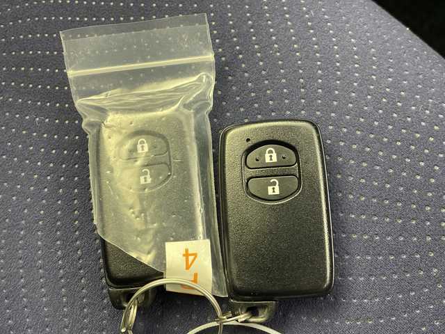 トヨタ プリウス S 岐阜県 2015(平27)年 3万km ブラック 純正HDDナビ/　(AM/FM/CD/DVD/Bluetooth/フルセグTV)/バックカメラ/ビルトインETC/ステアリングスイッチ/純正アルミホイール/純正フロアマット/純正ドアバイザー/HIDヘッドライト/スペアキー