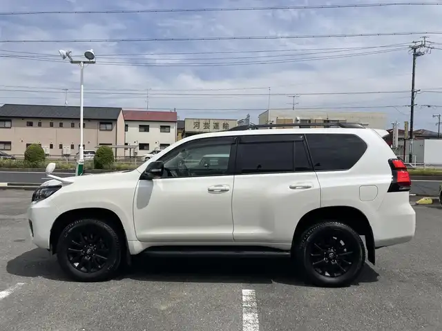 トヨタ ランドクルーザー プラド TX Lパッケージ マットブラED 三重県 2024(令6)年 1.5万km ホワイトパールクリスタルシャイン ♪ワンオーナー/♪走行14895km/♪車検 令和9年1月4日迄/♪4WD/ディーゼル/ターボ/♪サンルーフ/ベージュ革シート/前席パワーシート/前席シートヒーター/エアシート/電動格納サードシート/ダウンヒルアシストコントロール/プリクラッシュセーフティ/レーンディパーチャーアラート/ロードサインアシスト/先行車発進告知/レーダークルーズコントロール/パーキングサポートブレーキ/クリアランスソナー/オートマチックハイビーム/スマートキー×2/プッシュスタート/アルパイン9インチナビ/・HDMI・USB/・フルセグ・SD録音/・DVD再生/・Bluetoothオーディオ/・バックカメラ/ドライブレコーダー/2nd START/純正18インチAW/LEDヘッドライト/LEDフォグライト/オートライト/オートワイパー/ウィンカーミラー/オートリトラクタブルミラー/ルーフレール/サイドステップ/ウッドパネル/ウッドコンビステアリング/ステアリングスイッチ/スモークフィルム/ラバーマット/ドアバイザー/ETC/サイド/カーテン/ニーエアバック