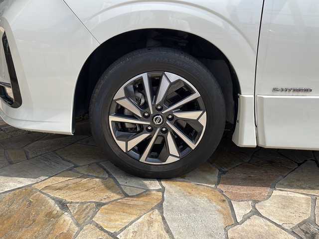 日産 セレナ ハイウェイスター V 静岡県 2022(令4)年 3.5万km ブリリアントホワイトパール 純正ナビ/・CD/DVD/Blu-ray/・フルセグTV/・USB/・FM/AM/・Bluetooth/・SD/・MUSIC STOCKER/・HDMI/主要装備/・フリップダウンモニター/・ドライブレコーダー/・ＥＴＣ/・ＬＥＤヘッドライト/・コーナーセンサー/・アイドリングストップ/・プロパイロット/・電動パーキング/・両側パワースライドドア/・後席オートエアコン