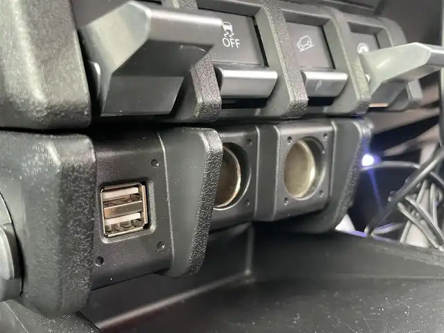 スズキ ジムニー XC 島根県 2020(令2)年 3.6万km ジャングルグリーン 純正８インチナビ　/フルセグＴＶ　/ＤＶＤ再生　/Ｂｌｕｅｔｏｏｔｈオーディオ/前方ドライブレコーダー　/ＥＴＣ　/社外レーダー（セルスター）/社外マフラー（ロッソモデロ）/社外牽引フック（モンスタースポーツ）/社外デイライト/社外16インチアルミホイール/リアスモークフィルム　/ダウンヒルアシストコントロール/前席シートヒーター/ミラーヒーター/ヘッドライトウォッシャー/純正LEDヘッドライト/背面タイヤ（ハードカバー付）/スマートキー　/プッシュスタート/保証書・取説・スペアキー1本