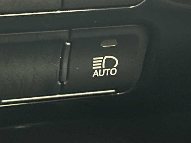 トヨタ プリウス Sツーリングセレクション 三重県 2019(令1)年 3.2万km ホワイトパールクリスタルシャイン /禁煙車//純正ナビ【NSZT-Y68T】/（CD.DVD.SD.BT.フルセグTV）//バックカメラ//ToyotaSaftySense//衝突被害軽減システム//レーンキープアシスト//レーダークルーズコントロール//前席シートヒーター//合皮シート//TRDエアロ//純正ドライブレコーダー//ビルトインETC//ステアリングスイッチ//GPSレーダー//LEDオートライト//オートマチックハイビーム//電格ミラー//ウインカーミラー//純正フロアマット//純正17インチアルミホイール//前後コーナーセンサー