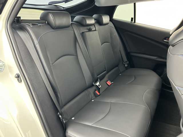 トヨタ プリウス Sツーリングセレクション 三重県 2019(令1)年 3.2万km ホワイトパールクリスタルシャイン /禁煙車//純正ナビ【NSZT-Y68T】/（CD.DVD.SD.BT.フルセグTV）//バックカメラ//ToyotaSaftySense//衝突被害軽減システム//レーンキープアシスト//レーダークルーズコントロール//前席シートヒーター//合皮シート//TRDエアロ//純正ドライブレコーダー//ビルトインETC//ステアリングスイッチ//GPSレーダー//LEDオートライト//オートマチックハイビーム//電格ミラー//ウインカーミラー//純正フロアマット//純正17インチアルミホイール//前後コーナーセンサー