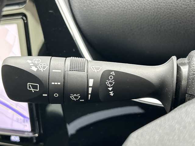 トヨタ プリウス Sツーリングセレクション 三重県 2019(令1)年 3.2万km ホワイトパールクリスタルシャイン /禁煙車//純正ナビ【NSZT-Y68T】/（CD.DVD.SD.BT.フルセグTV）//バックカメラ//ToyotaSaftySense//衝突被害軽減システム//レーンキープアシスト//レーダークルーズコントロール//前席シートヒーター//合皮シート//TRDエアロ//純正ドライブレコーダー//ビルトインETC//ステアリングスイッチ//GPSレーダー//LEDオートライト//オートマチックハイビーム//電格ミラー//ウインカーミラー//純正フロアマット//純正17インチアルミホイール//前後コーナーセンサー