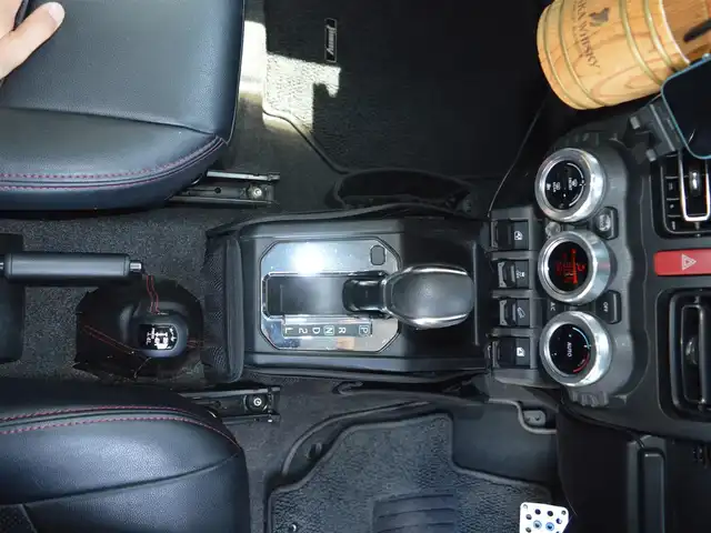 スズキ ジムニー XC 栃木県 2019(平31)年 4.9万km ブルーイッシュブラックパール3 ワンオーナー/SUZUKI　Safety　Support/[車線逸脱警報機能/衝突被害軽減ブレーキ]/４WD/社外マフラー/carrozzeriaツイータースピーカー/社外ナビ/[フルセグ/AM/FM/CD/DVD/BT]/クルーズコントロール/ダウンヒルアシスト/前席シートヒーター/ETC/前、室内ドラレコ/LEDヘッドライト/LEDフォグランプ/オートライト/背面タイヤ/社外ドリンクホルダー/レザー調シートカバー/スマートスペアキー×１/取扱い説明書/新車保証書