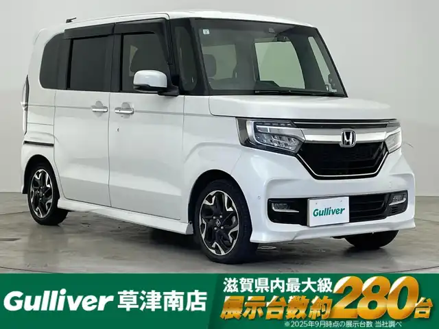 ホンダ Ｎ ＢＯＸ カスタム G L ターボ ホンダセンシング 滋賀県 2019(平31)年 6.1万km プラチナホワイトパール 社外7インチナビ/【Bluetooth/CD/DVD/フルセグTV】/ホンダセンシング/・衝突軽減ブレーキ〈CMBS〉/・誤発進抑制機能/・後方誤発進抑制機能/・歩行者事故低減ステアリング/・路外逸脱抑制機能/・アダプティブクルーズコントロール/・LKAS〈車線維持支援システム〉/・オートハイビーム/・先行車発進お知らせ機能/・標識認識機能/両側パワースライドドア/LEDヘッドライト/ビルトインETC/前方ドライブレコーダー/プッシュスタート/スマートキー/ステアリングリモコン