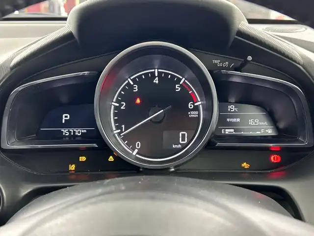 マツダ デミオ XD ツーリング 愛知県 2019(令1)年 7.6万km ジェットブラックマイカ 禁煙車/ディーゼル/ターボ/純正7インチナビ/(CD/DVD/Bluetooth/フルセグTV)/全方位カメラ/i-ACTIVESENSE/・衝突軽減ブレーキ/・レーンキープアシスト/・ブラインドスポットモニター/・オートハイビーム/・リアクロストラフィックアラート/ヘッドアップディスプレイ/クルーズコントロール/ETC/シートヒーター/パドルシフト/純正16インチアルミホイール/スマートキー/スペアキー1本/プッシュスタート/LEDヘッドライト/フロントフォグランプ/横滑り防止機能/オートエアコン