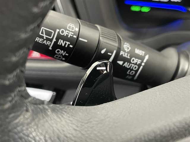 ホンダ ヴェゼル ハイブリッド Z 埼玉県 2014(平26)年 5.7万km ティンテッドシルバーM アクティブシティブレーキシステム/革シート/前席シートヒーター/純正メモリナビ・フルセグTV/　CD/DVD/SD/USB/Bluetooth/バックカメラ/クルーズコントロール/パドルシフト/LEDヘッドライト/プッシュスタート/スマートキー/ビルトインETC