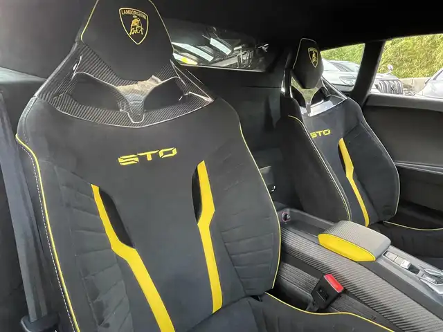 ランボルギーニ ウラカン EVO RWD 長崎県 2021(令3)年 1.4万km グレー ボディカラーGrigio Titans/純正ナビ（ＡＭ／ＦＭ／ＢＴ）/ドライブモードセレクト（ＳＴＯ／ＴＲＯＦＥＯ／ＰＩＯＧＧＩＡ）/パドルシフト/左ハンドル/ステアリングスイッチ/ＬＤＶＩ（統合制御装置）/エアサス/ポテンザタイヤ（２４５／３０／Ｒ２０）/デジタルインナーミラー型ドラレコ/バックカメラ/パワーステアリング/パワーウインドウ/ETC/USB端子×２/電格ミラー/スマートキー×２/アクアポビッチチタンマフラー/エクステリアフルカーボン/インテリアフルカーボン/フロントフルプロテクションフィルム/サイド下部プロテクションフィルム/リア下部プロテクションフィルム/純正ミラー有り/純正タイヤパンク修理キット/取説/保証書