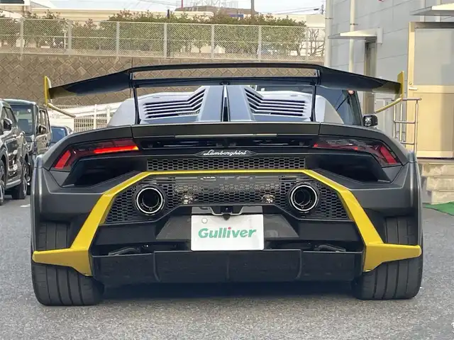 ランボルギーニ ウラカン EVO RWD 長崎県 2021(令3)年 1.4万km グレー ボディカラーGrigio Titans/純正ナビ（ＡＭ／ＦＭ／ＢＴ）/ドライブモードセレクト（ＳＴＯ／ＴＲＯＦＥＯ／ＰＩＯＧＧＩＡ）/パドルシフト/左ハンドル/ステアリングスイッチ/ＬＤＶＩ（統合制御装置）/エアサス/ポテンザタイヤ（２４５／３０／Ｒ２０）/デジタルインナーミラー型ドラレコ/バックカメラ/パワーステアリング/パワーウインドウ/ETC/USB端子×２/電格ミラー/スマートキー×２/アクアポビッチチタンマフラー/エクステリアフルカーボン/インテリアフルカーボン/フロントフルプロテクションフィルム/サイド下部プロテクションフィルム/リア下部プロテクションフィルム/純正ミラー有り/純正タイヤパンク修理キット/取説/保証書