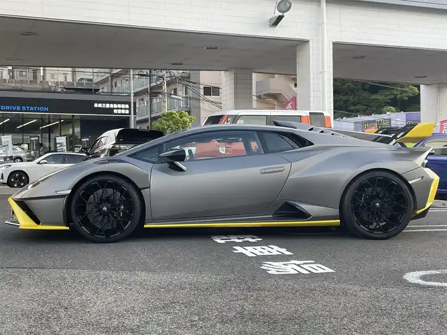 ランボルギーニ ウラカン EVO RWD 長崎県 2021(令3)年 1.4万km グレー ボディカラーGrigio Titans/純正ナビ（ＡＭ／ＦＭ／ＢＴ）/ドライブモードセレクト（ＳＴＯ／ＴＲＯＦＥＯ／ＰＩＯＧＧＩＡ）/パドルシフト/左ハンドル/ステアリングスイッチ/ＬＤＶＩ（統合制御装置）/エアサス/ポテンザタイヤ（２４５／３０／Ｒ２０）/デジタルインナーミラー型ドラレコ/バックカメラ/パワーステアリング/パワーウインドウ/ETC/USB端子×２/電格ミラー/スマートキー×２/アクアポビッチチタンマフラー/エクステリアフルカーボン/インテリアフルカーボン/フロントフルプロテクションフィルム/サイド下部プロテクションフィルム/リア下部プロテクションフィルム/純正ミラー有り/純正タイヤパンク修理キット/取説/保証書