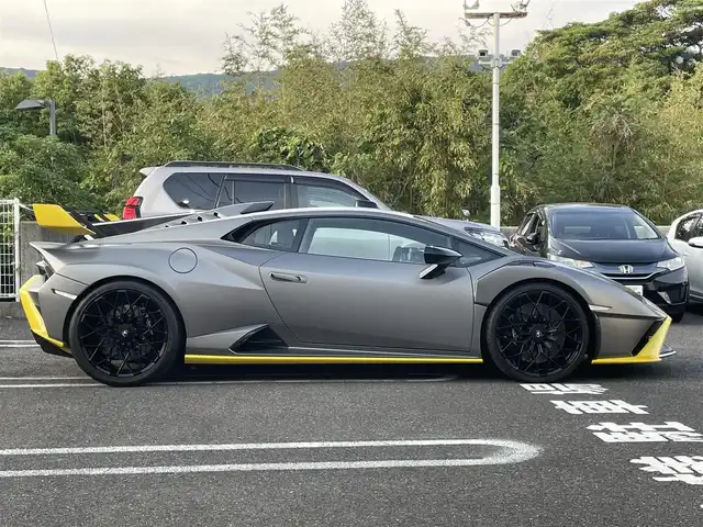 ランボルギーニ ウラカン EVO RWD 長崎県 2021(令3)年 1.4万km グレー ボディカラーGrigio Titans/純正ナビ（ＡＭ／ＦＭ／ＢＴ）/ドライブモードセレクト（ＳＴＯ／ＴＲＯＦＥＯ／ＰＩＯＧＧＩＡ）/パドルシフト/左ハンドル/ステアリングスイッチ/ＬＤＶＩ（統合制御装置）/エアサス/ポテンザタイヤ（２４５／３０／Ｒ２０）/デジタルインナーミラー型ドラレコ/バックカメラ/パワーステアリング/パワーウインドウ/ETC/USB端子×２/電格ミラー/スマートキー×２/アクアポビッチチタンマフラー/エクステリアフルカーボン/インテリアフルカーボン/フロントフルプロテクションフィルム/サイド下部プロテクションフィルム/リア下部プロテクションフィルム/純正ミラー有り/純正タイヤパンク修理キット/取説/保証書