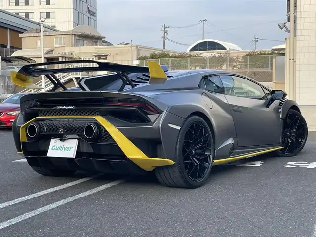 ランボルギーニ ウラカン EVO RWD 長崎県 2021(令3)年 1.4万km グレー ボディカラーGrigio Titans/純正ナビ（ＡＭ／ＦＭ／ＢＴ）/ドライブモードセレクト（ＳＴＯ／ＴＲＯＦＥＯ／ＰＩＯＧＧＩＡ）/パドルシフト/左ハンドル/ステアリングスイッチ/ＬＤＶＩ（統合制御装置）/エアサス/ポテンザタイヤ（２４５／３０／Ｒ２０）/デジタルインナーミラー型ドラレコ/バックカメラ/パワーステアリング/パワーウインドウ/ETC/USB端子×２/電格ミラー/スマートキー×２/アクアポビッチチタンマフラー/エクステリアフルカーボン/インテリアフルカーボン/フロントフルプロテクションフィルム/サイド下部プロテクションフィルム/リア下部プロテクションフィルム/純正ミラー有り/純正タイヤパンク修理キット/取説/保証書