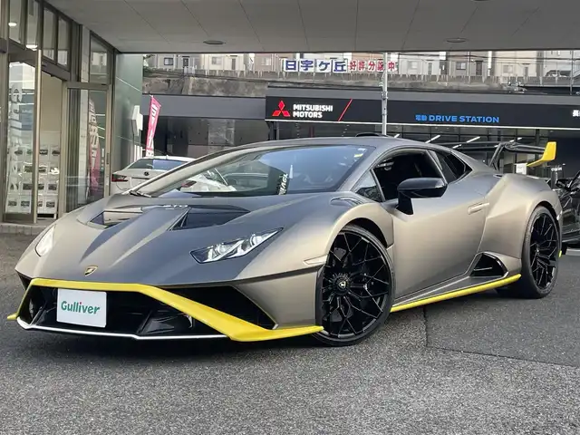 ランボルギーニ ウラカン EVO RWD 長崎県 2021(令3)年 1.4万km グレー ボディカラーGrigio Titans/純正ナビ（ＡＭ／ＦＭ／ＢＴ）/ドライブモードセレクト（ＳＴＯ／ＴＲＯＦＥＯ／ＰＩＯＧＧＩＡ）/パドルシフト/左ハンドル/ステアリングスイッチ/ＬＤＶＩ（統合制御装置）/エアサス/ポテンザタイヤ（２４５／３０／Ｒ２０）/デジタルインナーミラー型ドラレコ/バックカメラ/パワーステアリング/パワーウインドウ/ETC/USB端子×２/電格ミラー/スマートキー×２/アクアポビッチチタンマフラー/エクステリアフルカーボン/インテリアフルカーボン/フロントフルプロテクションフィルム/サイド下部プロテクションフィルム/リア下部プロテクションフィルム/純正ミラー有り/純正タイヤパンク修理キット/取説/保証書