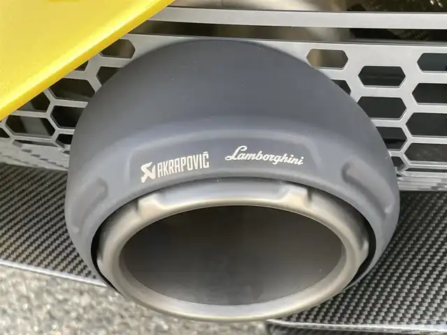 ランボルギーニ ウラカン EVO RWD 長崎県 2021(令3)年 1.4万km グレー ボディカラーGrigio Titans/純正ナビ（ＡＭ／ＦＭ／ＢＴ）/ドライブモードセレクト（ＳＴＯ／ＴＲＯＦＥＯ／ＰＩＯＧＧＩＡ）/パドルシフト/左ハンドル/ステアリングスイッチ/ＬＤＶＩ（統合制御装置）/エアサス/ポテンザタイヤ（２４５／３０／Ｒ２０）/デジタルインナーミラー型ドラレコ/バックカメラ/パワーステアリング/パワーウインドウ/ETC/USB端子×２/電格ミラー/スマートキー×２/アクアポビッチチタンマフラー/エクステリアフルカーボン/インテリアフルカーボン/フロントフルプロテクションフィルム/サイド下部プロテクションフィルム/リア下部プロテクションフィルム/純正ミラー有り/純正タイヤパンク修理キット/取説/保証書
