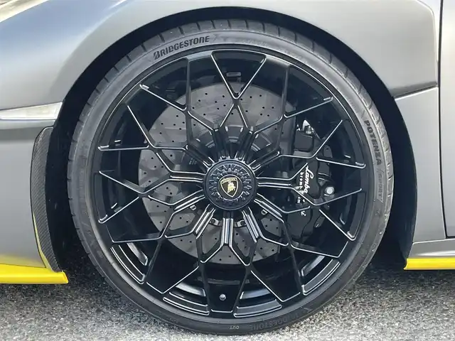ランボルギーニ ウラカン EVO RWD 長崎県 2021(令3)年 1.4万km グレー ボディカラーGrigio Titans/純正ナビ（ＡＭ／ＦＭ／ＢＴ）/ドライブモードセレクト（ＳＴＯ／ＴＲＯＦＥＯ／ＰＩＯＧＧＩＡ）/パドルシフト/左ハンドル/ステアリングスイッチ/ＬＤＶＩ（統合制御装置）/エアサス/ポテンザタイヤ（２４５／３０／Ｒ２０）/デジタルインナーミラー型ドラレコ/バックカメラ/パワーステアリング/パワーウインドウ/ETC/USB端子×２/電格ミラー/スマートキー×２/アクアポビッチチタンマフラー/エクステリアフルカーボン/インテリアフルカーボン/フロントフルプロテクションフィルム/サイド下部プロテクションフィルム/リア下部プロテクションフィルム/純正ミラー有り/純正タイヤパンク修理キット/取説/保証書