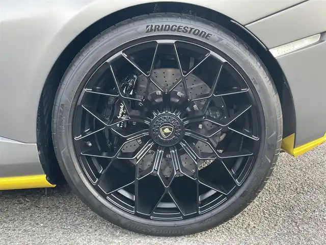 ランボルギーニ ウラカン EVO RWD 長崎県 2021(令3)年 1.4万km グレー ボディカラーGrigio Titans/純正ナビ（ＡＭ／ＦＭ／ＢＴ）/ドライブモードセレクト（ＳＴＯ／ＴＲＯＦＥＯ／ＰＩＯＧＧＩＡ）/パドルシフト/左ハンドル/ステアリングスイッチ/ＬＤＶＩ（統合制御装置）/エアサス/ポテンザタイヤ（２４５／３０／Ｒ２０）/デジタルインナーミラー型ドラレコ/バックカメラ/パワーステアリング/パワーウインドウ/ETC/USB端子×２/電格ミラー/スマートキー×２/アクアポビッチチタンマフラー/エクステリアフルカーボン/インテリアフルカーボン/フロントフルプロテクションフィルム/サイド下部プロテクションフィルム/リア下部プロテクションフィルム/純正ミラー有り/純正タイヤパンク修理キット/取説/保証書