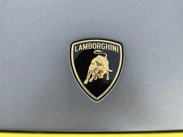 ランボルギーニ ウラカン EVO RWD 長崎県 2021(令3)年 1.4万km グレー ボディカラーGrigio Titans/純正ナビ（ＡＭ／ＦＭ／ＢＴ）/ドライブモードセレクト（ＳＴＯ／ＴＲＯＦＥＯ／ＰＩＯＧＧＩＡ）/パドルシフト/左ハンドル/ステアリングスイッチ/ＬＤＶＩ（統合制御装置）/エアサス/ポテンザタイヤ（２４５／３０／Ｒ２０）/デジタルインナーミラー型ドラレコ/バックカメラ/パワーステアリング/パワーウインドウ/ETC/USB端子×２/電格ミラー/スマートキー×２/アクアポビッチチタンマフラー/エクステリアフルカーボン/インテリアフルカーボン/フロントフルプロテクションフィルム/サイド下部プロテクションフィルム/リア下部プロテクションフィルム/純正ミラー有り/純正タイヤパンク修理キット/取説/保証書