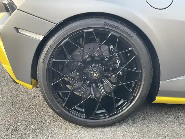ランボルギーニ ウラカン EVO RWD 長崎県 2021(令3)年 1.4万km グレー ボディカラーGrigio Titans/純正ナビ（ＡＭ／ＦＭ／ＢＴ）/ドライブモードセレクト（ＳＴＯ／ＴＲＯＦＥＯ／ＰＩＯＧＧＩＡ）/パドルシフト/左ハンドル/ステアリングスイッチ/ＬＤＶＩ（統合制御装置）/エアサス/ポテンザタイヤ（２４５／３０／Ｒ２０）/デジタルインナーミラー型ドラレコ/バックカメラ/パワーステアリング/パワーウインドウ/ETC/USB端子×２/電格ミラー/スマートキー×２/アクアポビッチチタンマフラー/エクステリアフルカーボン/インテリアフルカーボン/フロントフルプロテクションフィルム/サイド下部プロテクションフィルム/リア下部プロテクションフィルム/純正ミラー有り/純正タイヤパンク修理キット/取説/保証書