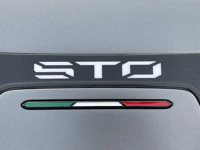 ランボルギーニ ウラカン EVO RWD 長崎県 2021(令3)年 1.4万km グレー ボディカラーGrigio Titans/純正ナビ（ＡＭ／ＦＭ／ＢＴ）/ドライブモードセレクト（ＳＴＯ／ＴＲＯＦＥＯ／ＰＩＯＧＧＩＡ）/パドルシフト/左ハンドル/ステアリングスイッチ/ＬＤＶＩ（統合制御装置）/エアサス/ポテンザタイヤ（２４５／３０／Ｒ２０）/デジタルインナーミラー型ドラレコ/バックカメラ/パワーステアリング/パワーウインドウ/ETC/USB端子×２/電格ミラー/スマートキー×２/アクアポビッチチタンマフラー/エクステリアフルカーボン/インテリアフルカーボン/フロントフルプロテクションフィルム/サイド下部プロテクションフィルム/リア下部プロテクションフィルム/純正ミラー有り/純正タイヤパンク修理キット/取説/保証書