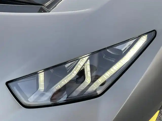ランボルギーニ ウラカン EVO RWD 長崎県 2021(令3)年 1.4万km グレー ボディカラーGrigio Titans/純正ナビ（ＡＭ／ＦＭ／ＢＴ）/ドライブモードセレクト（ＳＴＯ／ＴＲＯＦＥＯ／ＰＩＯＧＧＩＡ）/パドルシフト/左ハンドル/ステアリングスイッチ/ＬＤＶＩ（統合制御装置）/エアサス/ポテンザタイヤ（２４５／３０／Ｒ２０）/デジタルインナーミラー型ドラレコ/バックカメラ/パワーステアリング/パワーウインドウ/ETC/USB端子×２/電格ミラー/スマートキー×２/アクアポビッチチタンマフラー/エクステリアフルカーボン/インテリアフルカーボン/フロントフルプロテクションフィルム/サイド下部プロテクションフィルム/リア下部プロテクションフィルム/純正ミラー有り/純正タイヤパンク修理キット/取説/保証書
