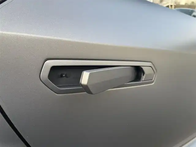 ランボルギーニ ウラカン EVO RWD 長崎県 2021(令3)年 1.4万km グレー ボディカラーGrigio Titans/純正ナビ（ＡＭ／ＦＭ／ＢＴ）/ドライブモードセレクト（ＳＴＯ／ＴＲＯＦＥＯ／ＰＩＯＧＧＩＡ）/パドルシフト/左ハンドル/ステアリングスイッチ/ＬＤＶＩ（統合制御装置）/エアサス/ポテンザタイヤ（２４５／３０／Ｒ２０）/デジタルインナーミラー型ドラレコ/バックカメラ/パワーステアリング/パワーウインドウ/ETC/USB端子×２/電格ミラー/スマートキー×２/アクアポビッチチタンマフラー/エクステリアフルカーボン/インテリアフルカーボン/フロントフルプロテクションフィルム/サイド下部プロテクションフィルム/リア下部プロテクションフィルム/純正ミラー有り/純正タイヤパンク修理キット/取説/保証書
