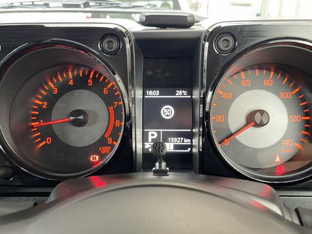 スズキ ジムニー XC 山形県 2021(令3)年 1.6万km ジャングルグリーン ・ワンオーナー/・４WD/・社外オーディオ/CD/DVD/Bluetooth/・クルーズコントロール/・衝突被害軽減システム/・レーンキープアシスト/・標識検知/・先行車発進告知/・オートマチックハイビーム/・オートライト/・LEDヘッドランプ/・横滑り防止装置/・ダウンヒルアシスト/・前席シートヒーター/・純正AW/・スペアキー1本/・保証書/・取扱説明書