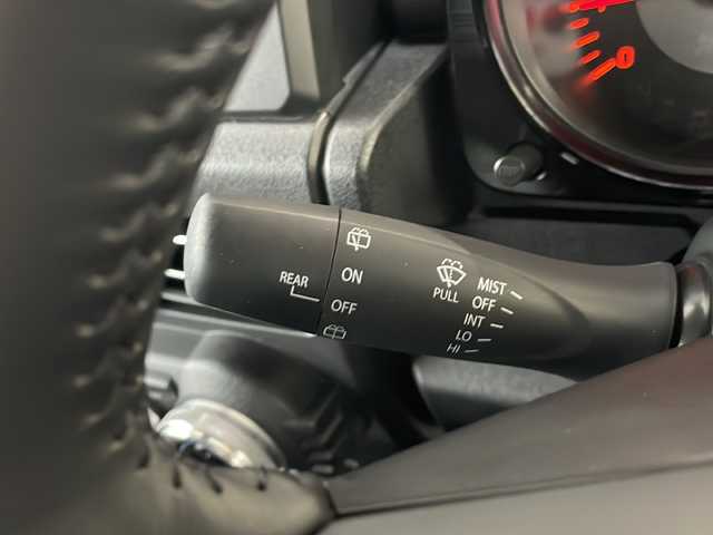 スズキ ジムニー XC 山形県 2021(令3)年 1.6万km ジャングルグリーン ・ワンオーナー/・４WD/・社外オーディオ/CD/DVD/Bluetooth/・クルーズコントロール/・衝突被害軽減システム/・レーンキープアシスト/・標識検知/・先行車発進告知/・オートマチックハイビーム/・オートライト/・LEDヘッドランプ/・横滑り防止装置/・ダウンヒルアシスト/・前席シートヒーター/・純正AW/・スペアキー1本/・保証書/・取扱説明書