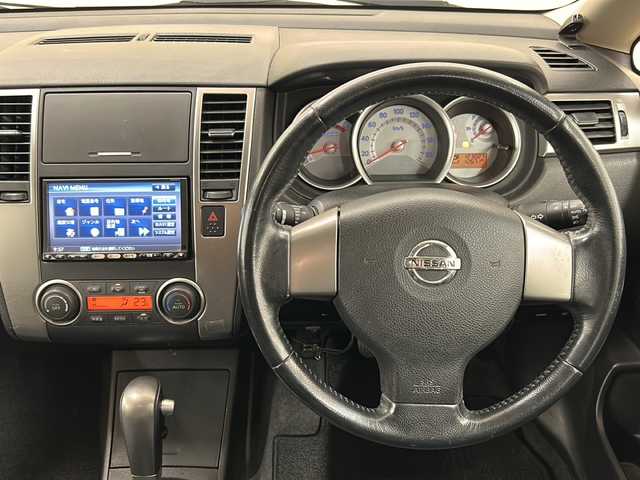 日産 ティーダ 15M FOUR 道央・札幌 2010(平22)年 12.3万km ブリリアントシルバー /純正ナビ(HS309-A)//ワンセグテレビ//純正オーディオ//DVD再生あり//CD//バックカメラ//ETC//ハーフレザーシート//オートエアコン//パワーウィンドウ//パワーステアリング//4WD//ABS//駆動切り替え//純正フロアマット//ダブルエアバック//純正キセノンヘッドライト