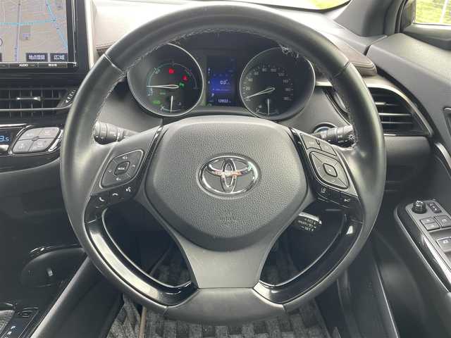 トヨタ Ｃ－ＨＲ G 福岡県 2017(平29)年 13万km ホワイトパールクリスタルシャイン トヨタセーフティセンス/横滑り防止/盗難防止/レーンキープアシスト/バックカメラ/コーナーセンサー/ドラレコ/SDナビ/BT/フルセグTV/SDミュージック/純正アルミホイール/社外フロアマット/プッシュスタート/スマートキー/オートライト/LED/DUALエアコン/ETC2.0