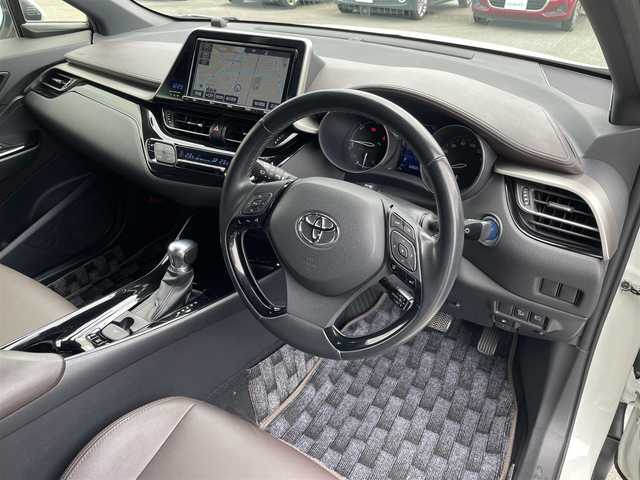 トヨタ Ｃ－ＨＲ G 福岡県 2017(平29)年 13万km ホワイトパールクリスタルシャイン トヨタセーフティセンス/横滑り防止/盗難防止/レーンキープアシスト/バックカメラ/コーナーセンサー/ドラレコ/SDナビ/BT/フルセグTV/SDミュージック/純正アルミホイール/社外フロアマット/プッシュスタート/スマートキー/オートライト/LED/DUALエアコン/ETC2.0