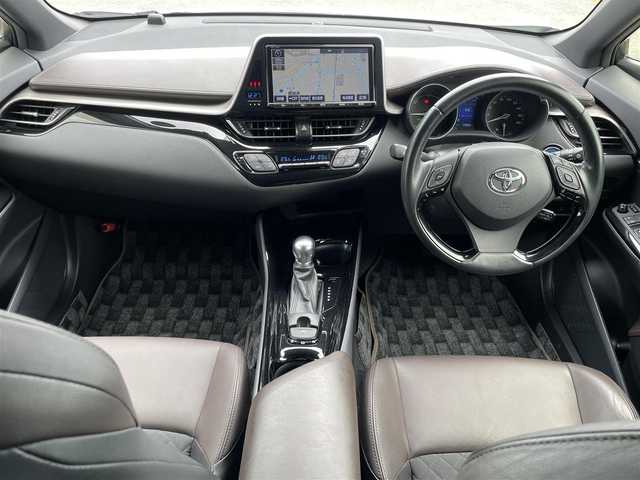 トヨタ Ｃ－ＨＲ G 福岡県 2017(平29)年 13万km ホワイトパールクリスタルシャイン トヨタセーフティセンス/横滑り防止/盗難防止/レーンキープアシスト/バックカメラ/コーナーセンサー/ドラレコ/SDナビ/BT/フルセグTV/SDミュージック/純正アルミホイール/社外フロアマット/プッシュスタート/スマートキー/オートライト/LED/DUALエアコン/ETC2.0