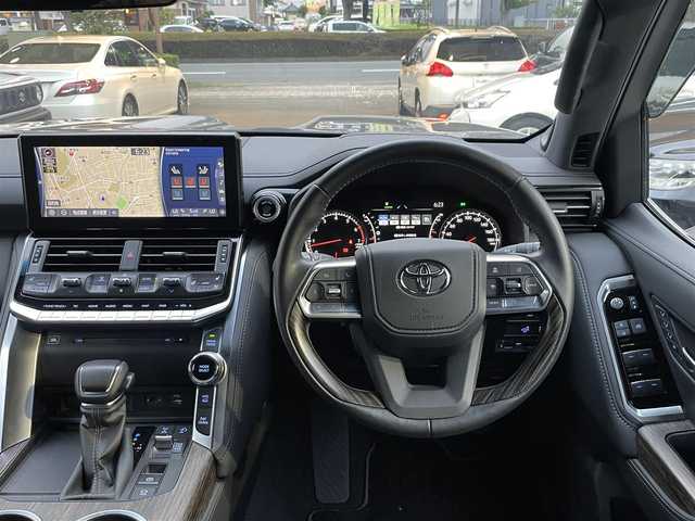 トヨタ ランドクルーザー ZX 静岡県 2023(令5)年 1.1万km アバンギャルドブロンズメタリック １オーナー　/トヨタセーフティセンス　/ＪＢＬサウンド　/リアエンターテイメント　　/サンルーフ /純正ナビ　/地デジ　/全方位カメラ　/ＨＵＤ　/マルチテレインセレクト　　/本革シート　/ＰＷシート　/エアシート/シートヒーター /ステアリングヒーター/クールボックス/オートハイビーム /木目調パネル/ETC2.0/純正20インチAW/前後ドラレコ /スマートキー /スペアキー /保証書/取説