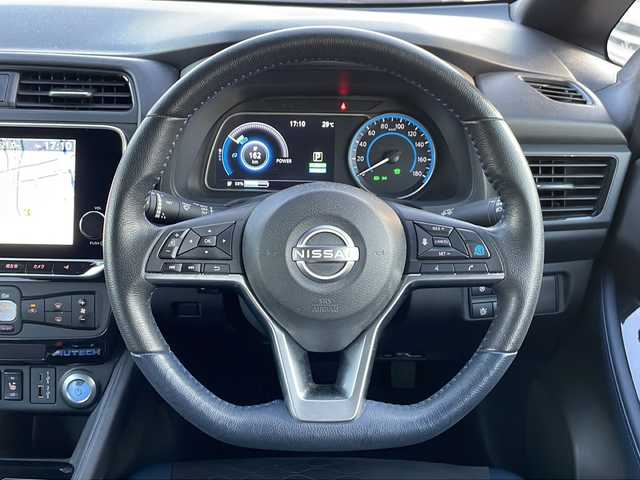 日産 リーフ オーテック 山形県 2022(令4)年 5.1万km スーパーブラック ワンオーナー/禁煙車/プロパイロット/３６０°セーフティアシスト/・インテリジェントエマージェンシーブレーキ/・ふらつき警報/・前方衝突予測警報/・標識検知機能/・側方運転支援/・後側方衝突防止支援システム/・アラウンドビューモニター/・踏み間違い衝突防止アシスト/・後退時車両検知警報/・インテリジェント ルームミラー/・エマージェンシーストップシグナル/純正ナビ(BT.USB.HDMI)/フルセグ/バックカメラ/オーテック専用ハーフレザーシート/シートヒーター/ステアリングヒーター/LEDヘッドライト/電動パーキングブレーキ/プッシュスタート/スマートキーｘ２