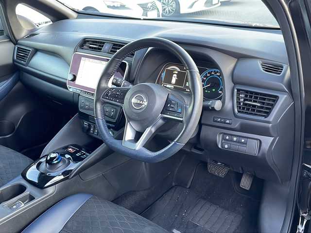 日産 リーフ オーテック 山形県 2022(令4)年 5.1万km スーパーブラック ワンオーナー/禁煙車/プロパイロット/３６０°セーフティアシスト/・インテリジェントエマージェンシーブレーキ/・ふらつき警報/・前方衝突予測警報/・標識検知機能/・側方運転支援/・後側方衝突防止支援システム/・アラウンドビューモニター/・踏み間違い衝突防止アシスト/・後退時車両検知警報/・インテリジェント ルームミラー/・エマージェンシーストップシグナル/純正ナビ(BT.USB.HDMI)/フルセグ/バックカメラ/オーテック専用ハーフレザーシート/シートヒーター/ステアリングヒーター/LEDヘッドライト/電動パーキングブレーキ/プッシュスタート/スマートキーｘ２