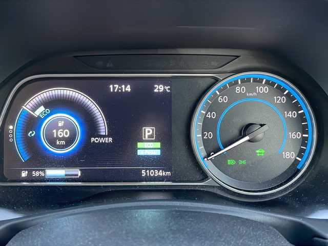 日産 リーフ オーテック 山形県 2022(令4)年 5.1万km スーパーブラック ワンオーナー/禁煙車/プロパイロット/３６０°セーフティアシスト/・インテリジェントエマージェンシーブレーキ/・ふらつき警報/・前方衝突予測警報/・標識検知機能/・側方運転支援/・後側方衝突防止支援システム/・アラウンドビューモニター/・踏み間違い衝突防止アシスト/・後退時車両検知警報/・インテリジェント ルームミラー/・エマージェンシーストップシグナル/純正ナビ(BT.USB.HDMI)/フルセグ/バックカメラ/オーテック専用ハーフレザーシート/シートヒーター/ステアリングヒーター/LEDヘッドライト/電動パーキングブレーキ/プッシュスタート/スマートキーｘ２