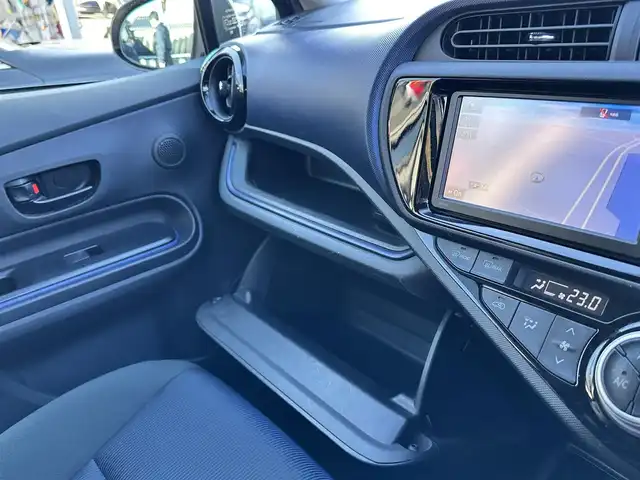 トヨタ アクア S 島根県 2015(平27)年 4.8万km ライムホワイトパールクリスタルシャイン 登録時走行距離　47168km/ワンオーナー/取扱説明書/保証書/純正ナビ(NSCP-W64)/(地上TV/Bluetooth/AM/FM/CD/SD)/バックカメラ/ウィンカーミラー/フォグランプ/スマートキー/スペアキー/純正フロアマット/横滑り防止装置/ビルドインETC/社外アルミ１５インチ/禁煙車