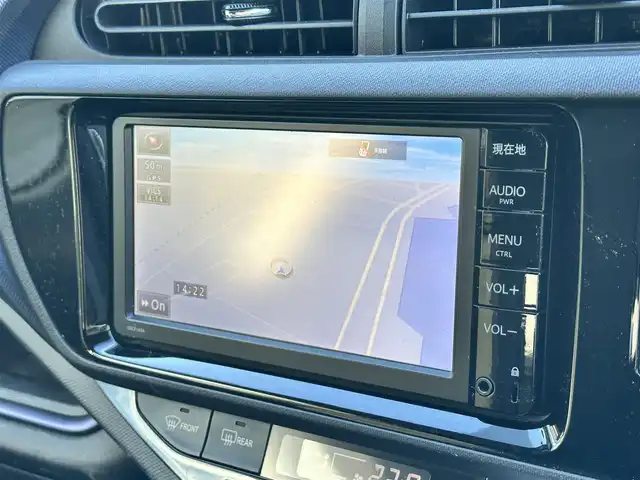 トヨタ アクア S 島根県 2015(平27)年 4.8万km ライムホワイトパールクリスタルシャイン 登録時走行距離　47168km/ワンオーナー/取扱説明書/保証書/純正ナビ(NSCP-W64)/(地上TV/Bluetooth/AM/FM/CD/SD)/バックカメラ/ウィンカーミラー/フォグランプ/スマートキー/スペアキー/純正フロアマット/横滑り防止装置/ビルドインETC/社外アルミ１５インチ/禁煙車