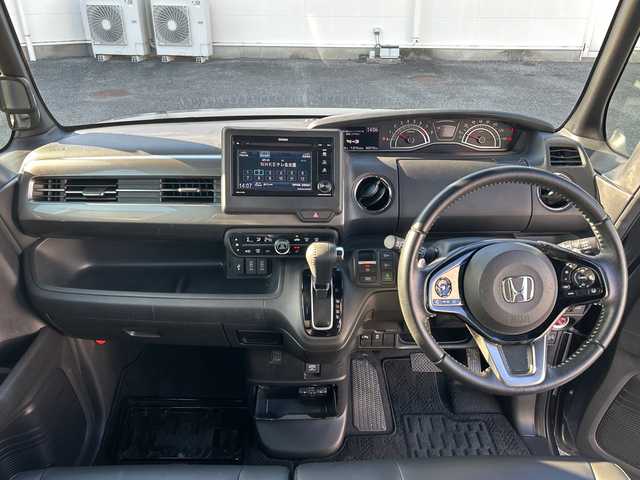 ホンダ Ｎ ＢＯＸ カスタム L ターボ スタイル+ブラック 三重県 2022(令4)年 4.3万km メテオロイドグレーメタリック 登録時42718km/ワンオーナー/禁煙車/純正７インチディスプレイオーディオ（WX-211C）/・Ｂｌｕｅｔｏｏｔｈ・ワンセグ・AM/FM・CD・USB/衝突軽減ブレーキ/レーンキープアシスト/先行車発進お知らせ機能/レーダークルーズコントロール/ロードサインアシスト/前後ドラレコ/両側パワースライドドア/バックカメラ/ＵＳＢ接続・充電/黒ハーフレザーシート/ETC/パドルシフト/電動パーキングブレーキ/ブレーキホールド/LEDヘッドライト