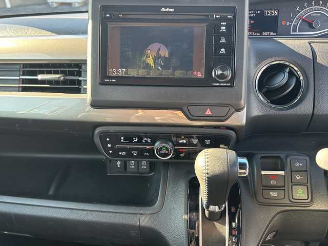 ホンダ Ｎ ＢＯＸ カスタム L ターボ スタイル+ブラック 三重県 2022(令4)年 4.3万km メテオロイドグレーメタリック 登録時42718km/ワンオーナー/禁煙車/純正７インチディスプレイオーディオ（WX-211C）/・Ｂｌｕｅｔｏｏｔｈ・ワンセグ・AM/FM・CD・USB/衝突軽減ブレーキ/レーンキープアシスト/先行車発進お知らせ機能/レーダークルーズコントロール/ロードサインアシスト/前後ドラレコ/両側パワースライドドア/バックカメラ/ＵＳＢ接続・充電/黒ハーフレザーシート/ETC/パドルシフト/電動パーキングブレーキ/ブレーキホールド/LEDヘッドライト