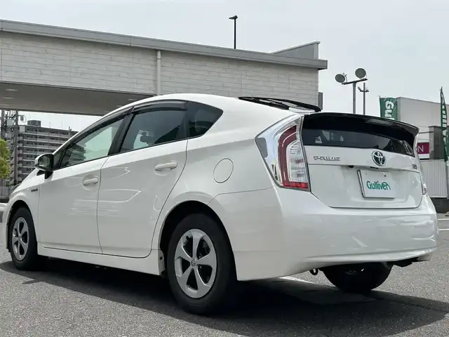トヨタ プリウス S 岡山県 2014(平26)年 9.1万km スーパーホワイトⅡ 登録時走行距離90359キロ/純正メモリナビ（NSCP-W62）/AM/FM/Bluetooth/TV/SD/DVD/バックカメラ/純正フロアマット/電動格納ミラー/オートライト/プッシュスタート/HIDヘッドライト/スマートキー/ビルトインETC/スペアキー×１